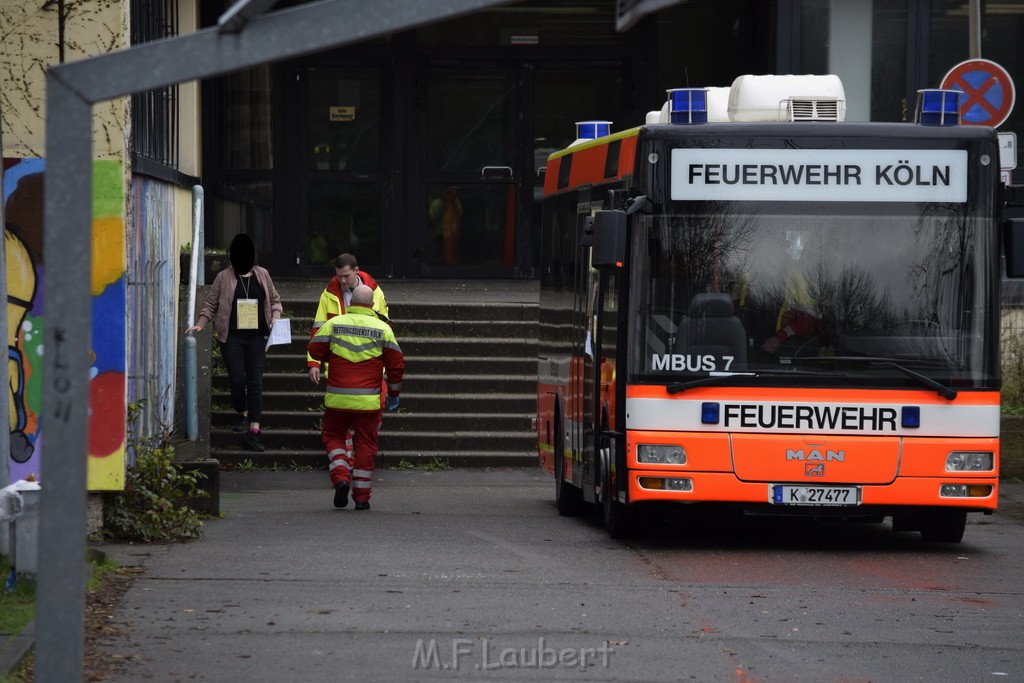 Einsatz BF Koeln Schule Burgwiesenstr Koeln Holweide P044.JPG - Miklos Laubert